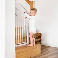 BABY ONO dětská zábrana do dveří nebo na schody bílá