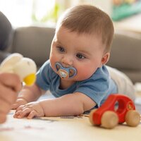 NUK 1 ks šidítko Space 0-6 m Duha bílá